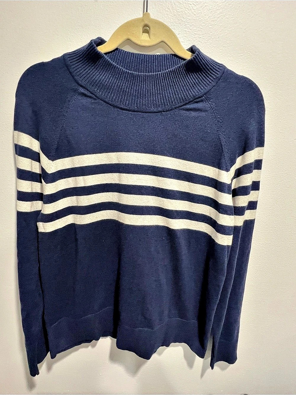 Southern Tide Striped Crewneck Sweater in Blue & white Size Medium Like New